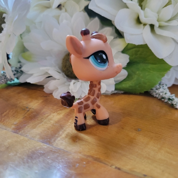 Littlest Pet Shop LPS #1610 Giraffe Cream Brown Blue Eyes 2007 - Picture 3 of 11
